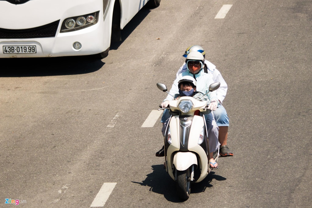 Nóng như chảo lửa, người dân Đà Nẵng chui gầm cầu nghỉ trưa