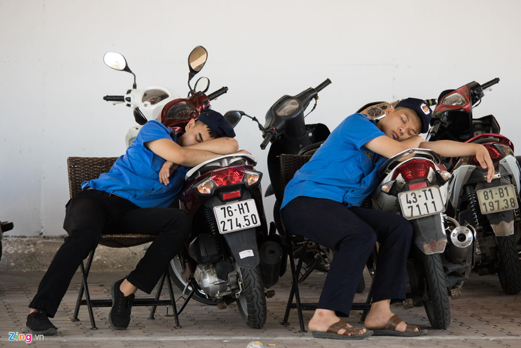 Nóng như chảo lửa, người dân Đà Nẵng chui gầm cầu nghỉ trưa