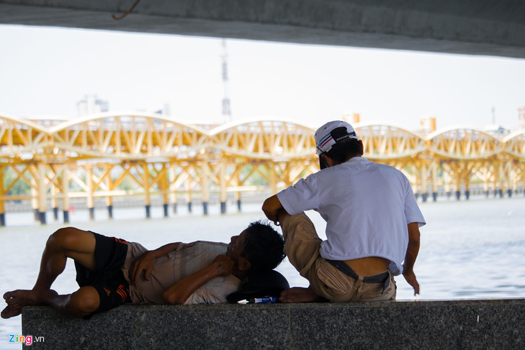 Nóng như chảo lửa, người dân Đà Nẵng chui gầm cầu nghỉ trưa