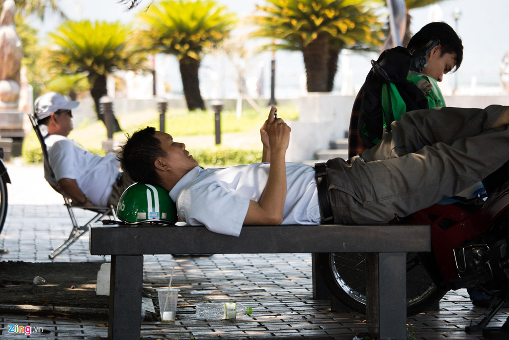 Nóng như chảo lửa, người dân Đà Nẵng chui gầm cầu nghỉ trưa