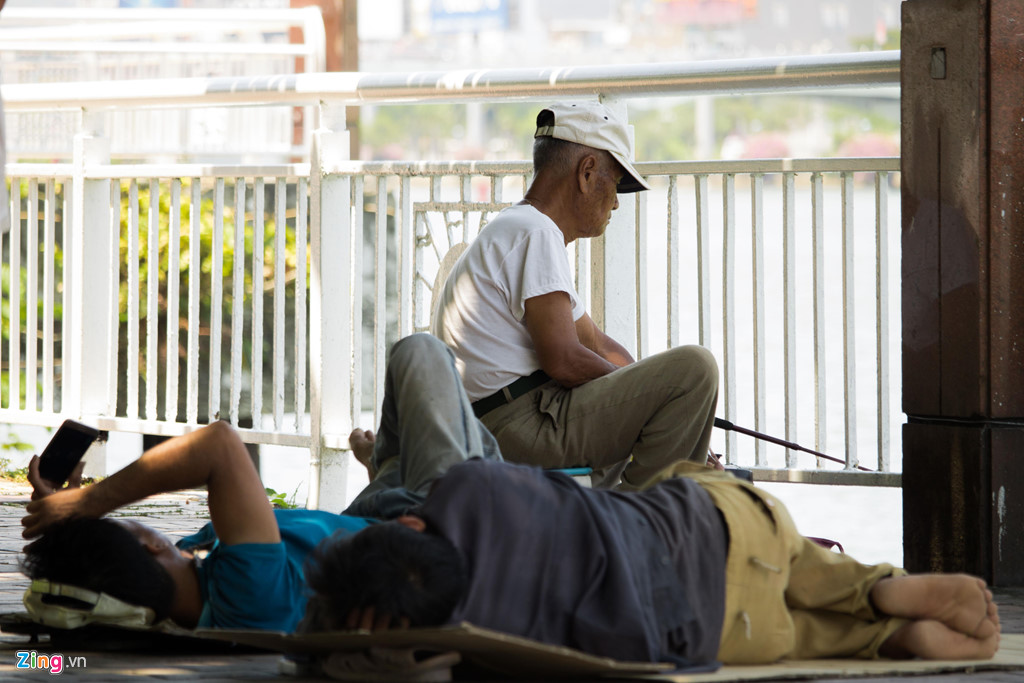 Nóng như chảo lửa, người dân Đà Nẵng chui gầm cầu nghỉ trưa