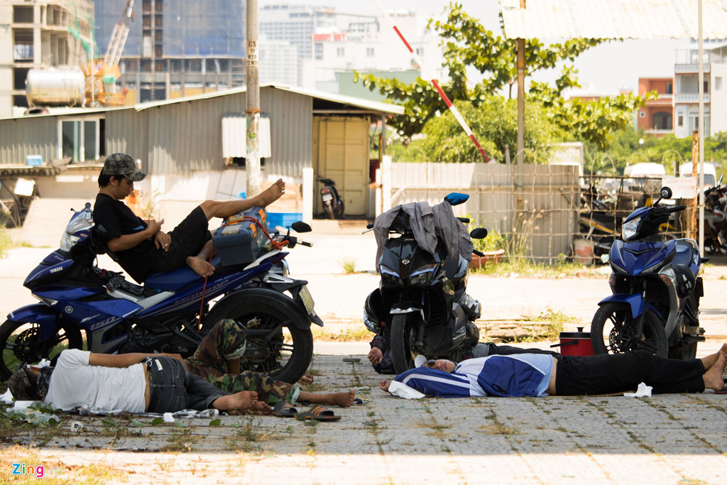 Nóng như chảo lửa, người dân Đà Nẵng chui gầm cầu nghỉ trưa