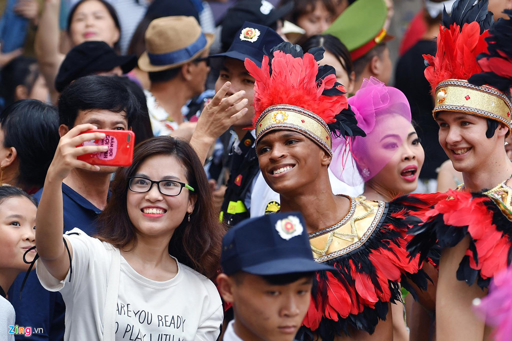 Vũ công vừa diễn vừa gạt mồ hôi dưới nắng nóng Hà Nội