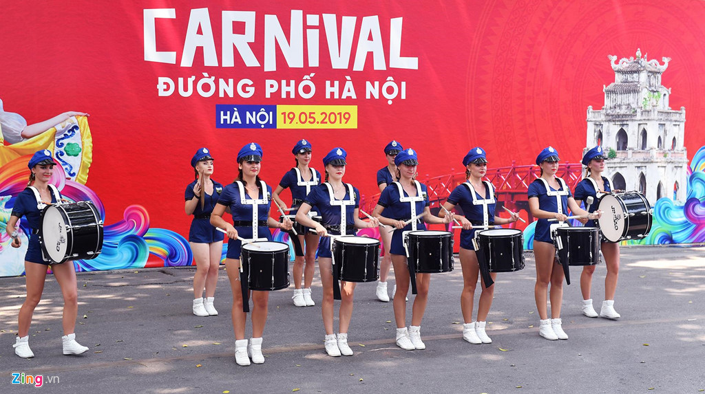 Vũ công vừa diễn vừa gạt mồ hôi dưới nắng nóng Hà Nội