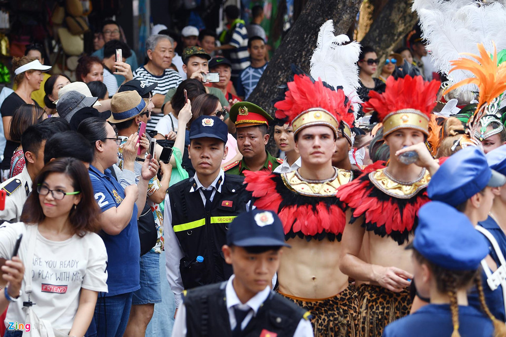 Vũ công vừa diễn vừa gạt mồ hôi dưới nắng nóng Hà Nội