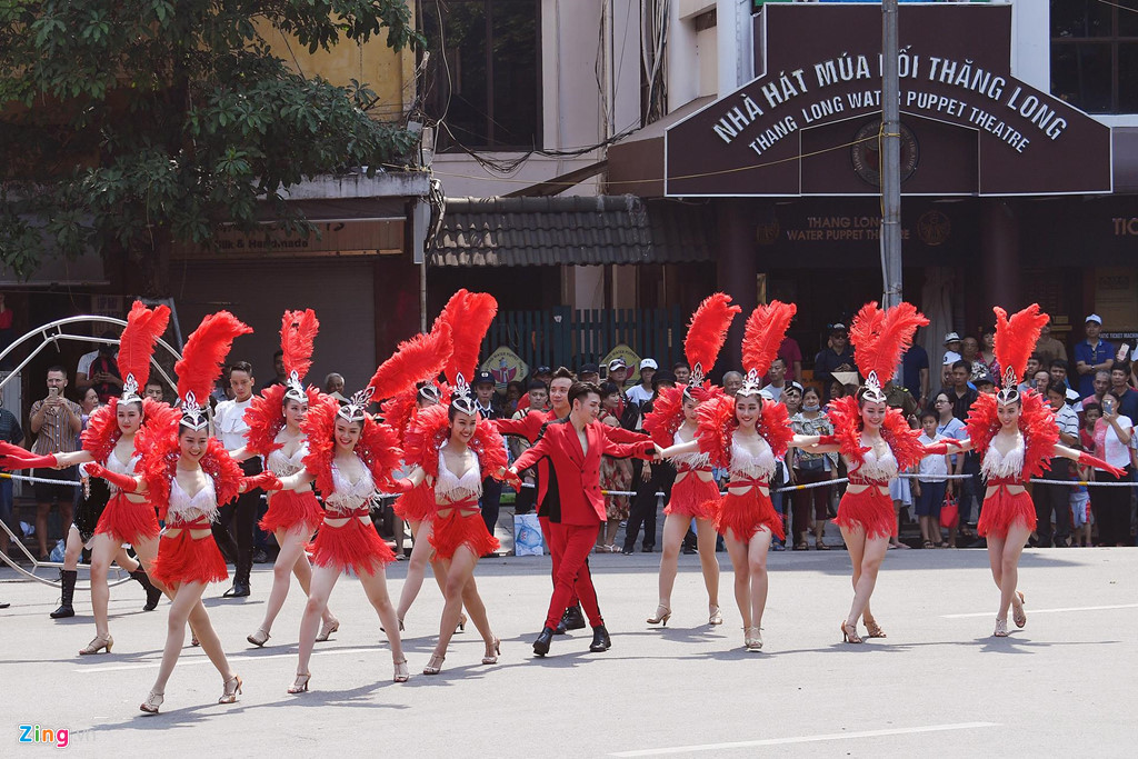 Vũ công vừa diễn vừa gạt mồ hôi dưới nắng nóng Hà Nội