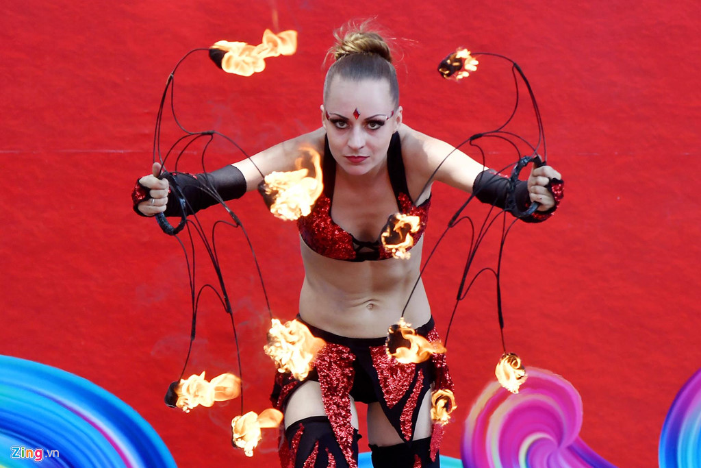 Vũ công vừa diễn vừa gạt mồ hôi dưới nắng nóng Hà Nội