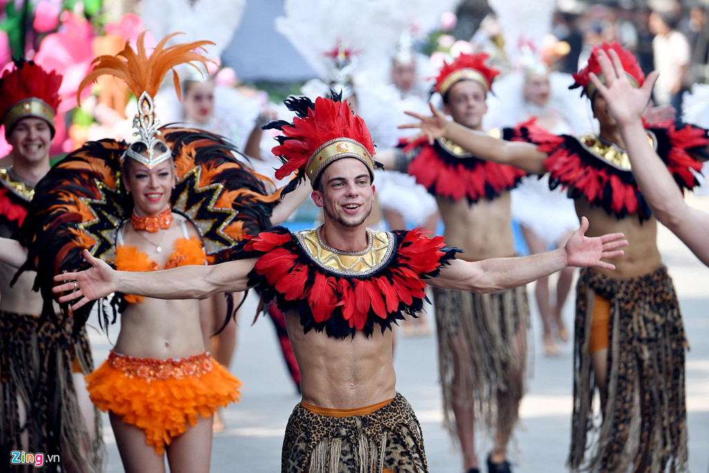 Vũ công vừa diễn vừa gạt mồ hôi dưới nắng nóng Hà Nội