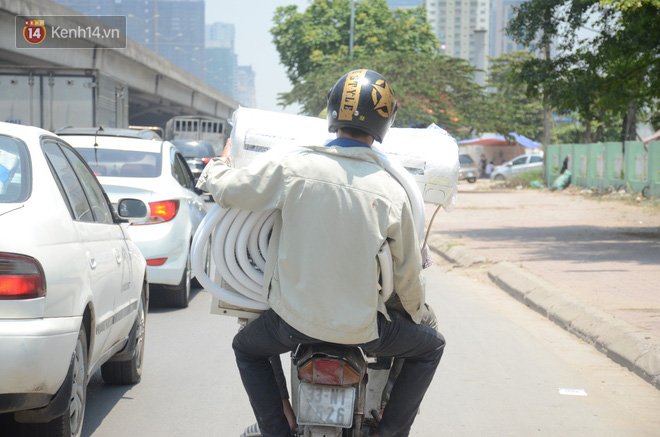 Nắng nóng đỉnh điểm ở Hà Nội, thợ điều hòa kiếm tiền triệu mỗi ngày