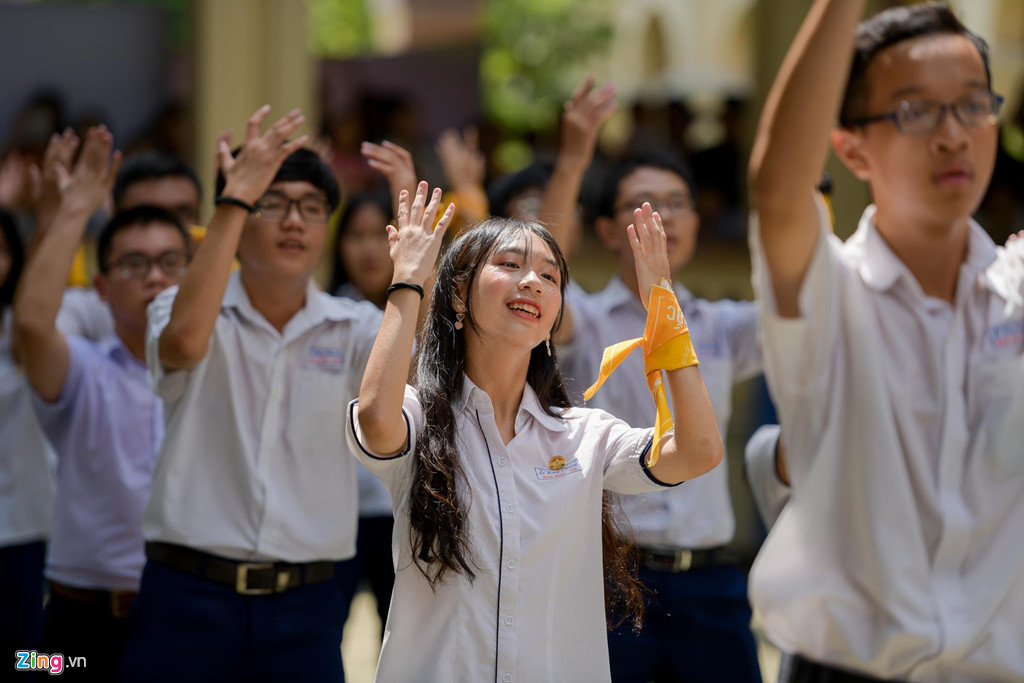 Học sinh Lê Hồng Phong khóc nức nở trong ngày chia tay tuổi học trò