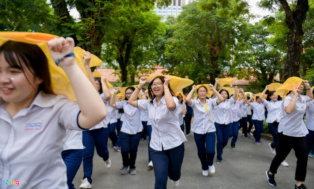 Học sinh Lê Hồng Phong khóc nức nở trong ngày chia tay tuổi học trò