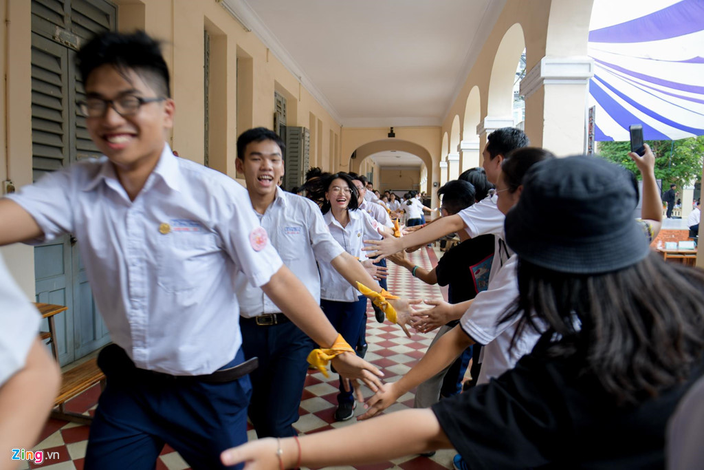 Học sinh Lê Hồng Phong khóc nức nở trong ngày chia tay tuổi học trò