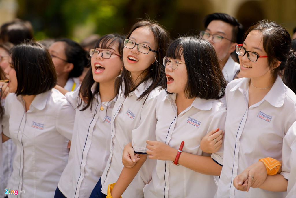 Học sinh Lê Hồng Phong khóc nức nở trong ngày chia tay tuổi học trò