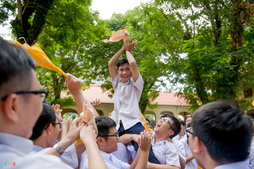Học sinh Lê Hồng Phong khóc nức nở trong ngày chia tay tuổi học trò