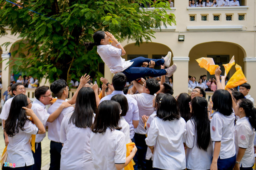 Học sinh Lê Hồng Phong khóc nức nở trong ngày chia tay tuổi học trò