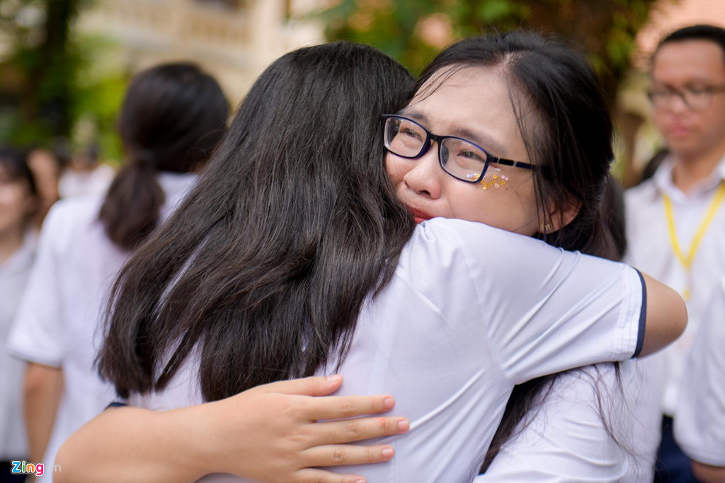 Học sinh Lê Hồng Phong khóc nức nở trong ngày chia tay tuổi học trò