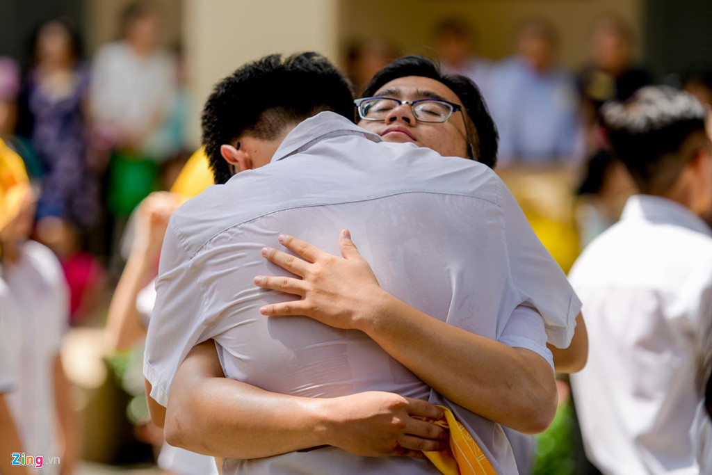 Học sinh Lê Hồng Phong khóc nức nở trong ngày chia tay tuổi học trò