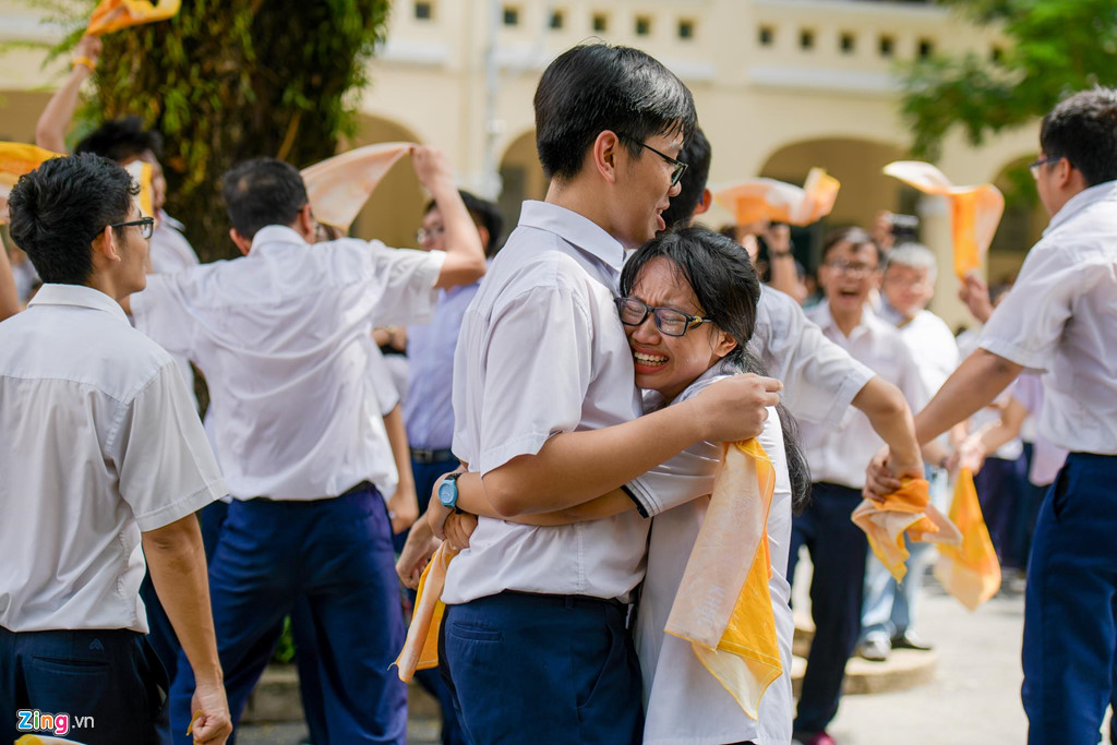 Học sinh Lê Hồng Phong khóc nức nở trong ngày chia tay tuổi học trò