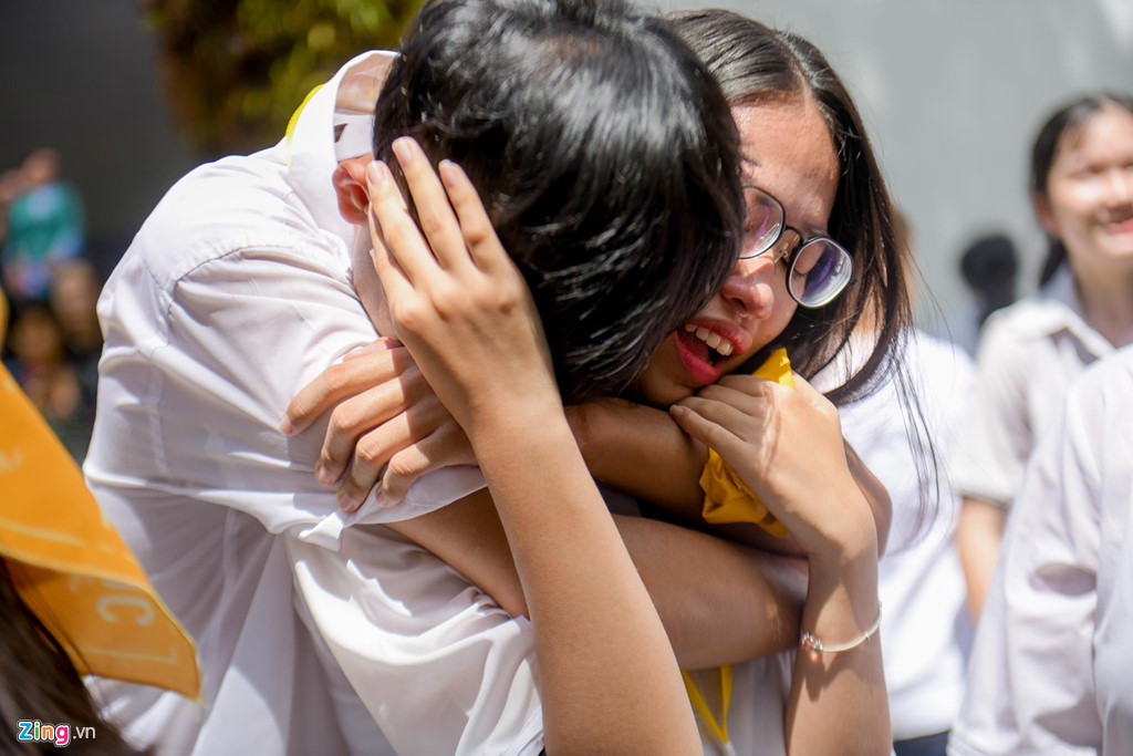 Học sinh Lê Hồng Phong khóc nức nở trong ngày chia tay tuổi học trò