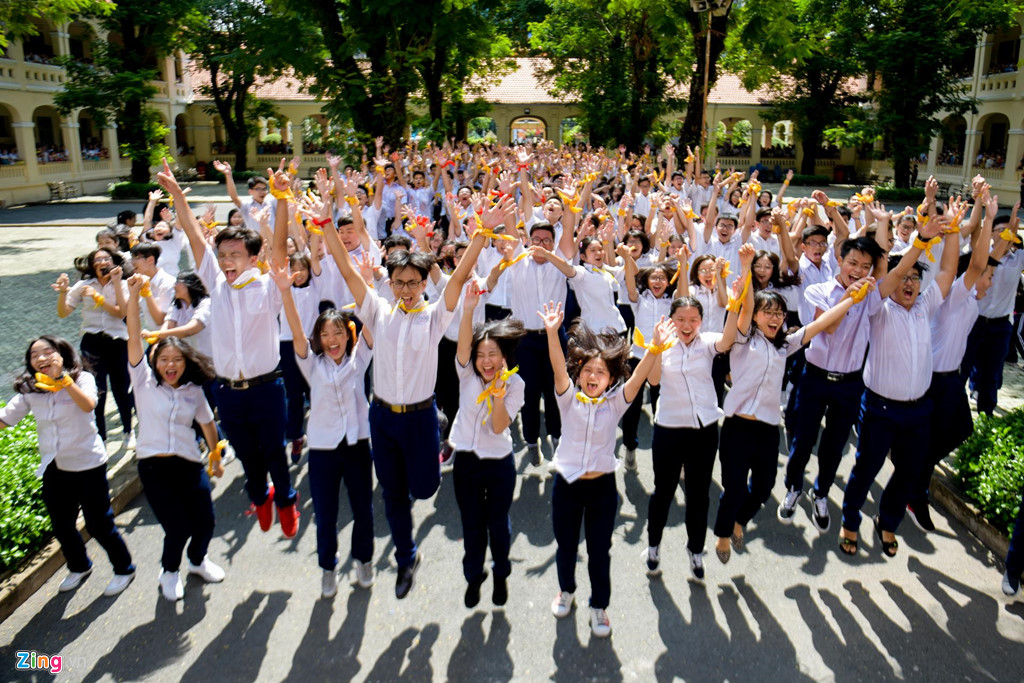 Học sinh Lê Hồng Phong khóc nức nở trong ngày chia tay tuổi học trò