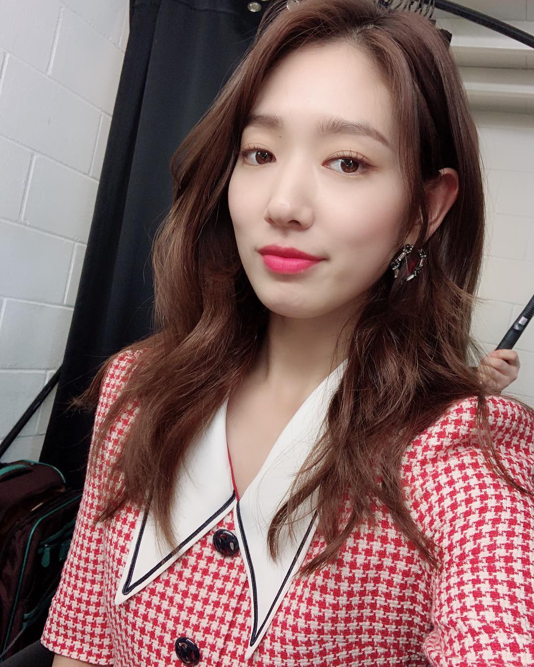 Sao Hàn da đẹp mỹ mãn một phần nhờ rửa mặt đúng cách, trong đó da mụn đặc biệt được khuyên áp dụng cách đầu tiên