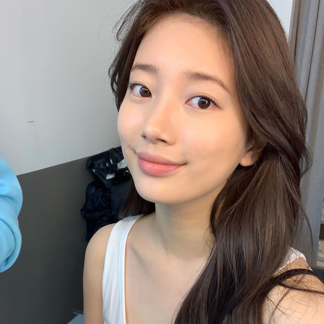 Sao Hàn da đẹp mỹ mãn một phần nhờ rửa mặt đúng cách, trong đó da mụn đặc biệt được khuyên áp dụng cách đầu tiên