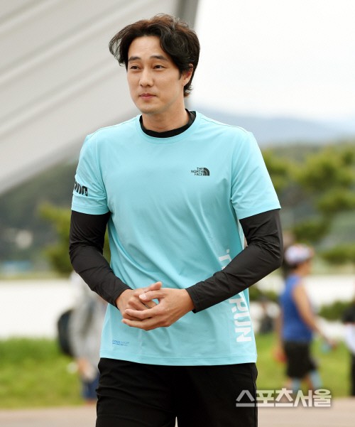 So Ji Sub lần đầu xuất hiện sau tin hẹn hò mỹ nhân kém 17 tuổi: Biểu cảm nói lên tất cả!