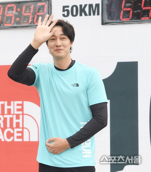 So Ji Sub lần đầu xuất hiện sau tin hẹn hò mỹ nhân kém 17 tuổi: Biểu cảm nói lên tất cả! - 2 So Ji Sub lần đầu xuất hiện sau tin hẹn hò mỹ nhân kém 17 tuổi: Biểu cảm nói lên tất cả! - 2