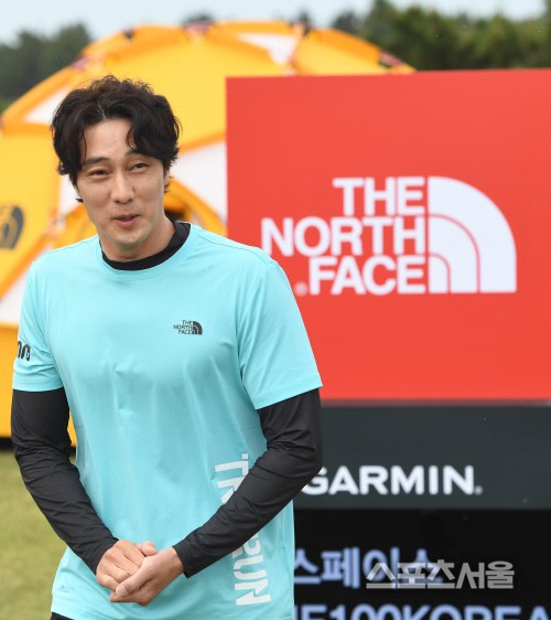 So Ji Sub lần đầu xuất hiện sau tin hẹn hò mỹ nhân kém 17 tuổi: Biểu cảm nói lên tất cả!