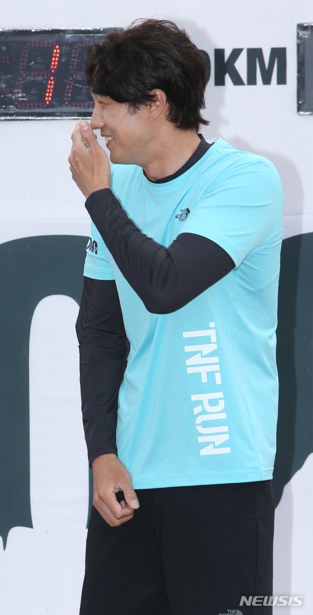 So Ji Sub lần đầu xuất hiện sau tin hẹn hò mỹ nhân kém 17 tuổi: Biểu cảm nói lên tất cả! - 4 So Ji Sub lần đầu xuất hiện sau tin hẹn hò mỹ nhân kém 17 tuổi: Biểu cảm nói lên tất cả! - 4