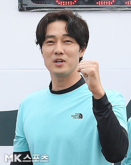 So Ji Sub lần đầu xuất hiện sau tin hẹn hò mỹ nhân kém 17 tuổi: Biểu cảm nói lên tất cả! - 5 So Ji Sub lần đầu xuất hiện sau tin hẹn hò mỹ nhân kém 17 tuổi: Biểu cảm nói lên tất cả! - 5