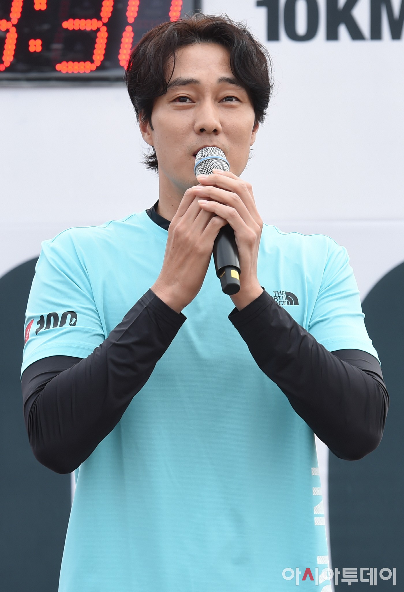 So Ji Sub lần đầu xuất hiện sau tin hẹn hò mỹ nhân kém 17 tuổi: Biểu cảm nói lên tất cả!