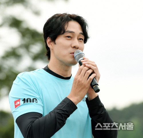 So Ji Sub lần đầu xuất hiện sau tin hẹn hò mỹ nhân kém 17 tuổi: Biểu cảm nói lên tất cả! - 7 So Ji Sub lần đầu xuất hiện sau tin hẹn hò mỹ nhân kém 17 tuổi: Biểu cảm nói lên tất cả! - 7