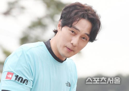 So Ji Sub lần đầu xuất hiện sau tin hẹn hò mỹ nhân kém 17 tuổi: Biểu cảm nói lên tất cả!