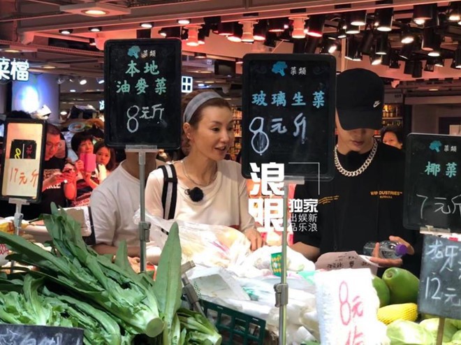 Sự thật về cuộc sống quái gở, tàn tạ, mắc bệnh tâm lý của Trương Mạn Ngọc ở tuổi xế chiều