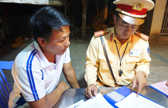 Tài xế chở quá tải cố thủ trên cabin suốt 3 giờ