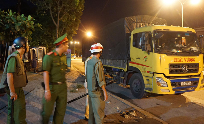 Tài xế chở quá tải cố thủ trên cabin suốt 3 giờ