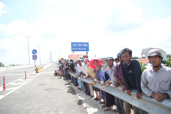 Dân chờ cả đời nay được đặt chân lên cầu Vàm Cống