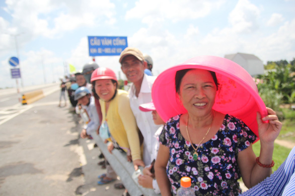 Dân chờ cả đời nay được đặt chân lên cầu Vàm Cống