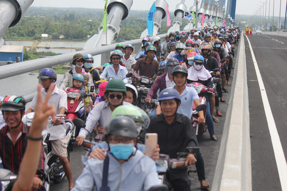 Dân chờ cả đời nay được đặt chân lên cầu Vàm Cống