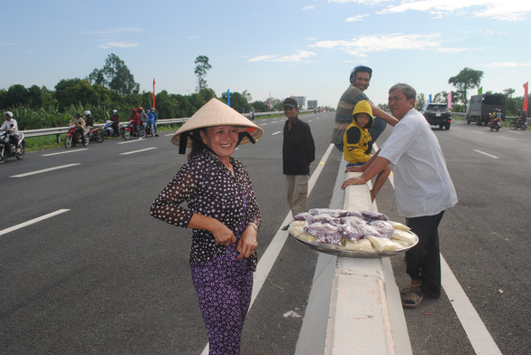 Dân chờ cả đời nay được đặt chân lên cầu Vàm Cống