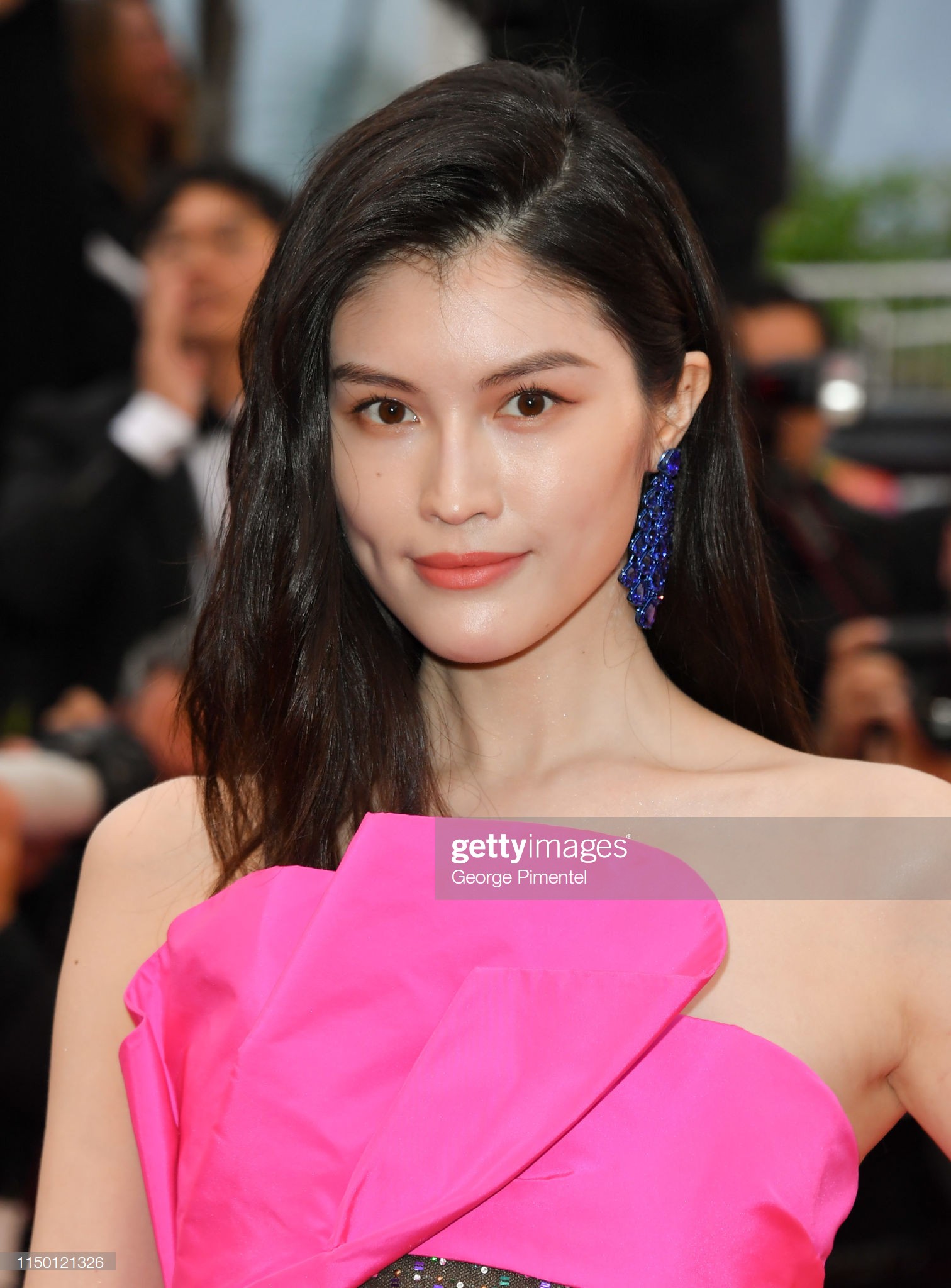2 thái cực của 2 chân dài Victorias Secret Trung Quốc tại Cannes: Ming Xi như công chúa, Sui He phô phang đến bức người
