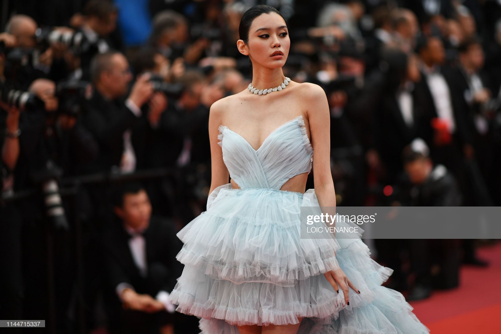 2 thái cực của 2 chân dài Victorias Secret Trung Quốc tại Cannes: Ming Xi như công chúa, Sui He phô phang đến bức người