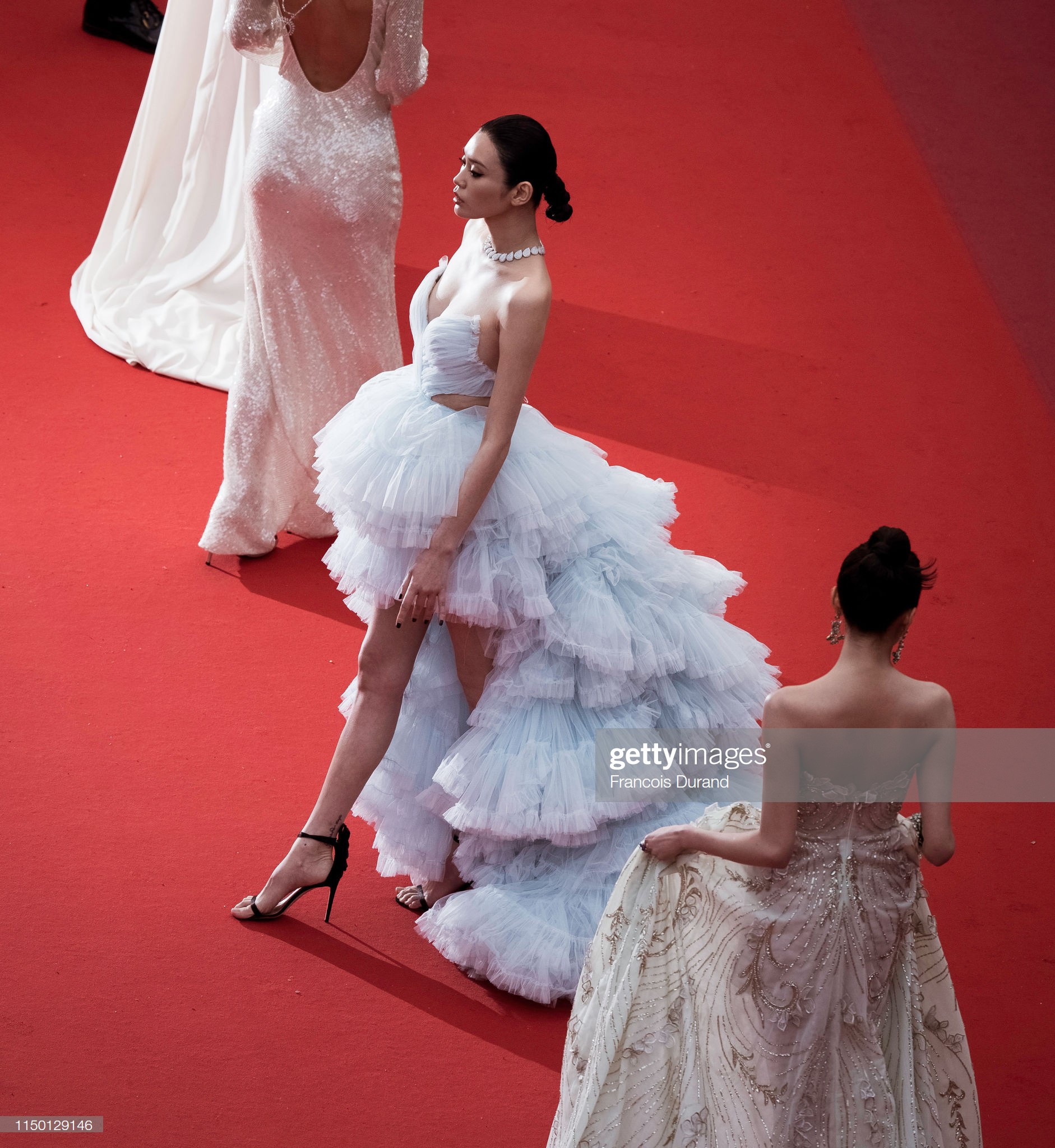 2 thái cực của 2 chân dài Victorias Secret Trung Quốc tại Cannes: Ming Xi như công chúa, Sui He phô phang đến bức người