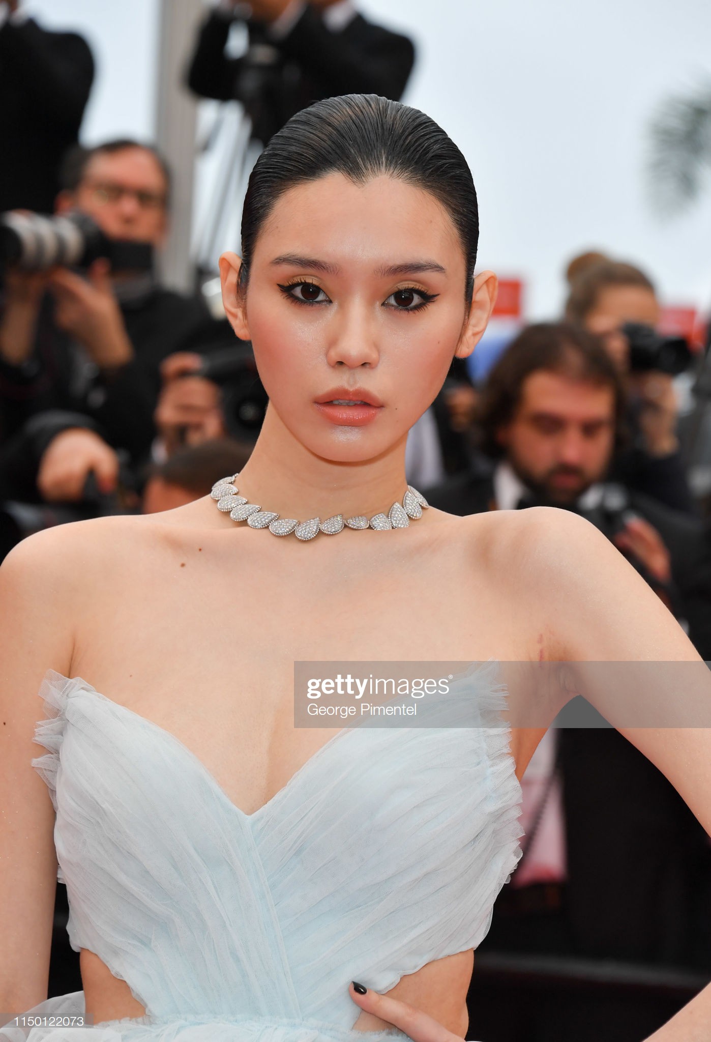 2 thái cực của 2 chân dài Victorias Secret Trung Quốc tại Cannes: Ming Xi như công chúa, Sui He phô phang đến bức người