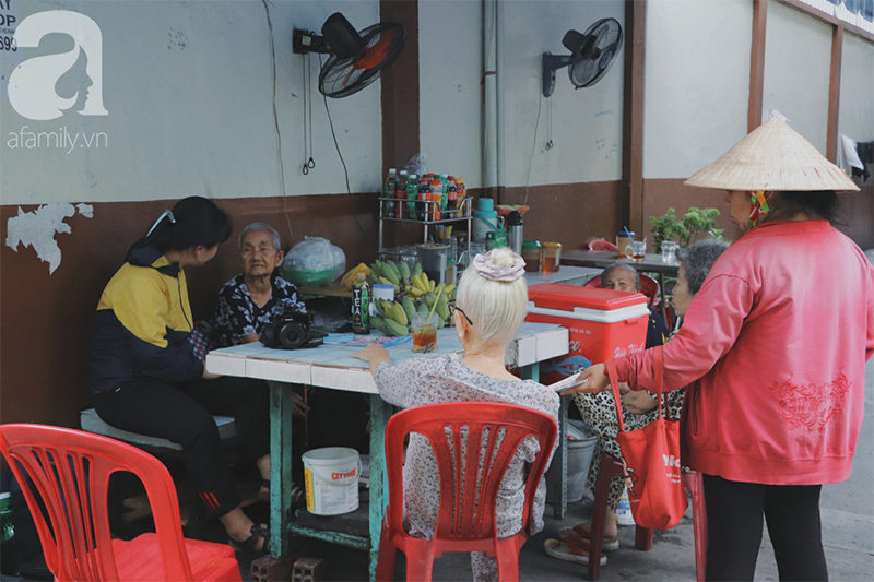 Nuôi 6 người con nhưng cuối đời vẫn neo đơn, cụ bà 92 tuổi lọm khọm bán từng nải chuối để mưu sinh