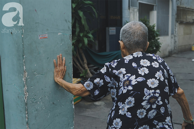 Nuôi 6 người con nhưng cuối đời vẫn neo đơn, cụ bà 92 tuổi lọm khọm bán từng nải chuối để mưu sinh