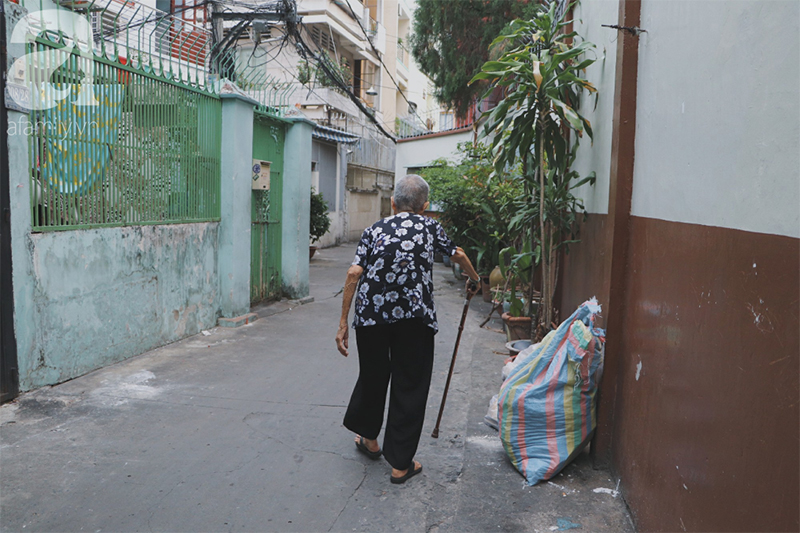 Nuôi 6 người con nhưng cuối đời vẫn neo đơn, cụ bà 92 tuổi lọm khọm bán từng nải chuối để mưu sinh