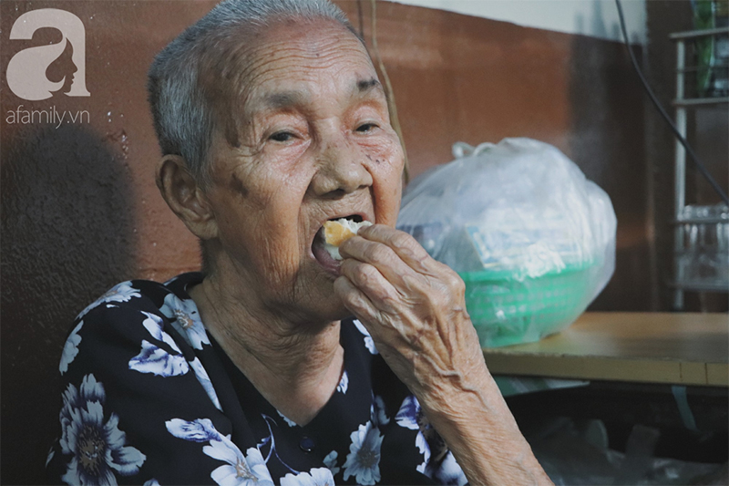 Nuôi 6 người con nhưng cuối đời vẫn neo đơn, cụ bà 92 tuổi lọm khọm bán từng nải chuối để mưu sinh