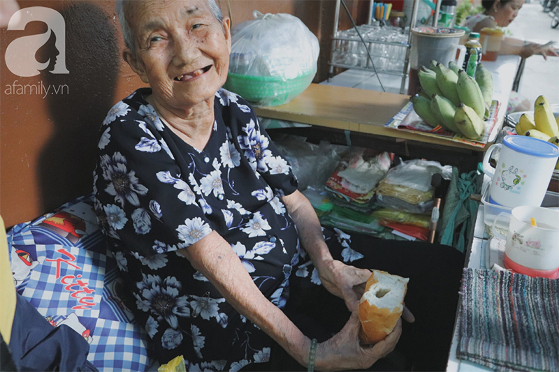 Nuôi 6 người con nhưng cuối đời vẫn neo đơn, cụ bà 92 tuổi lọm khọm bán từng nải chuối để mưu sinh